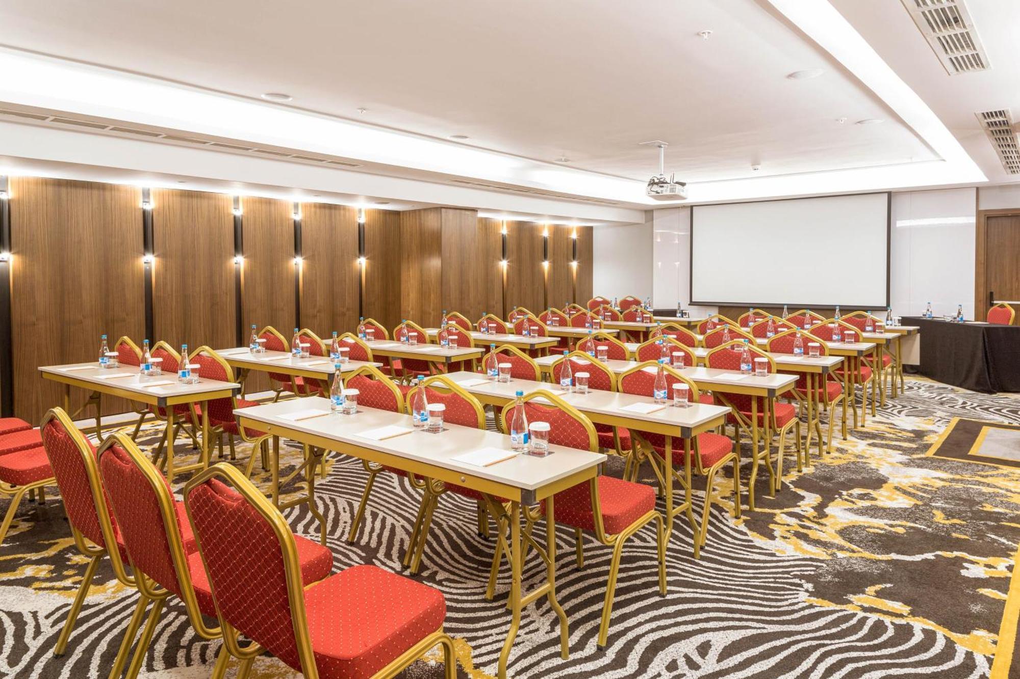 Sheraton Бішкек Екстер'єр фото