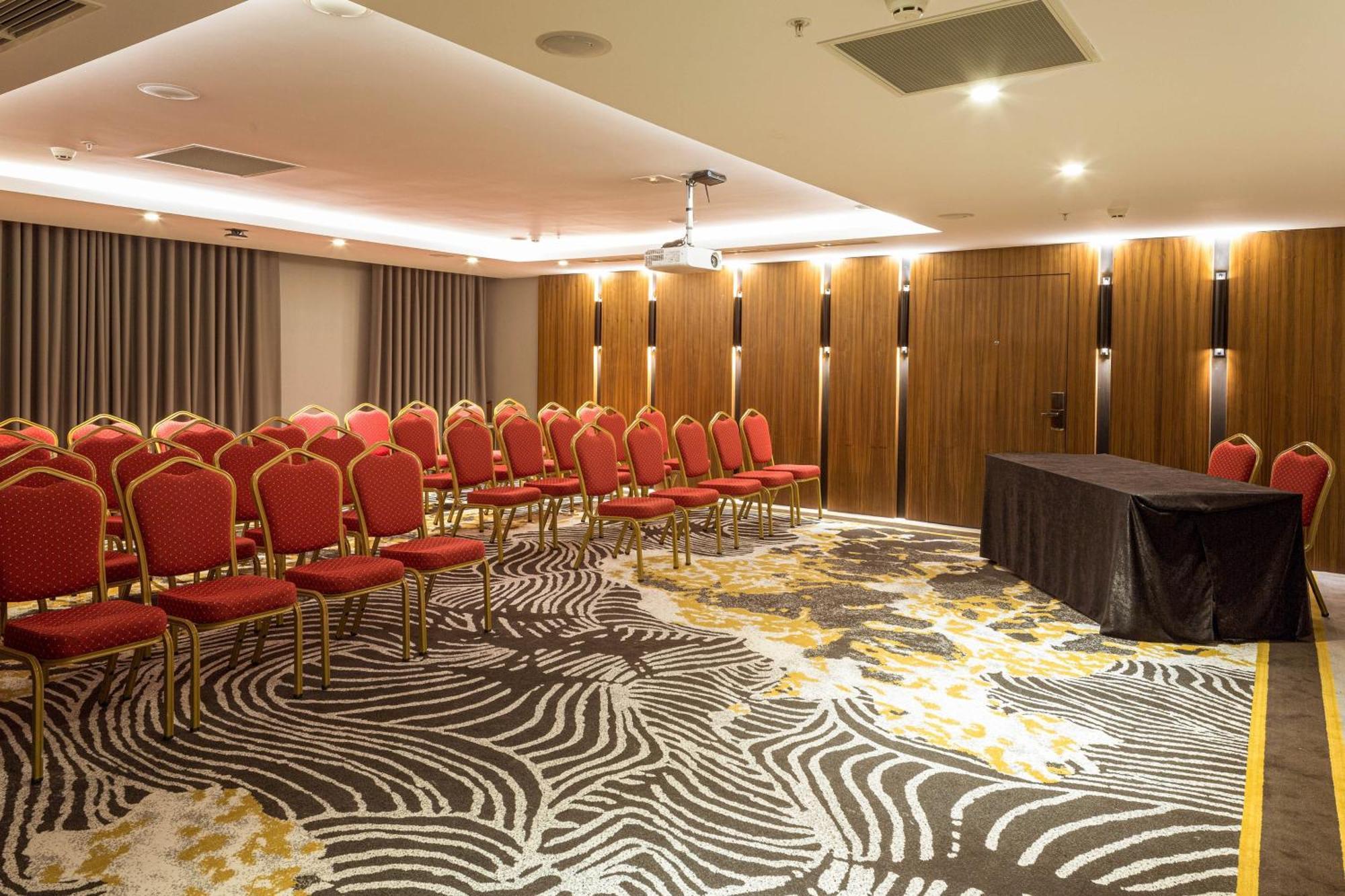 Sheraton Бішкек Екстер'єр фото